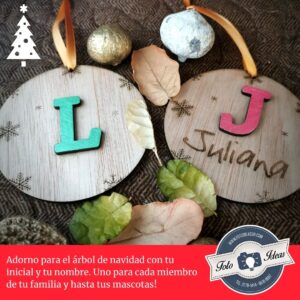 Adorno navideño con iniciales y nombre