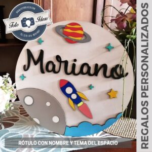 Rótulo redondo con nombre y tema del espacio