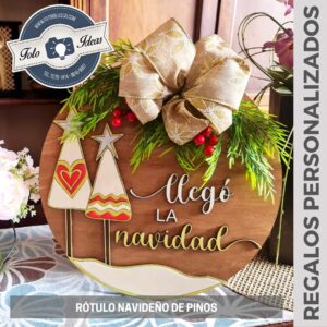 Rótulo redondo navideño con pinos